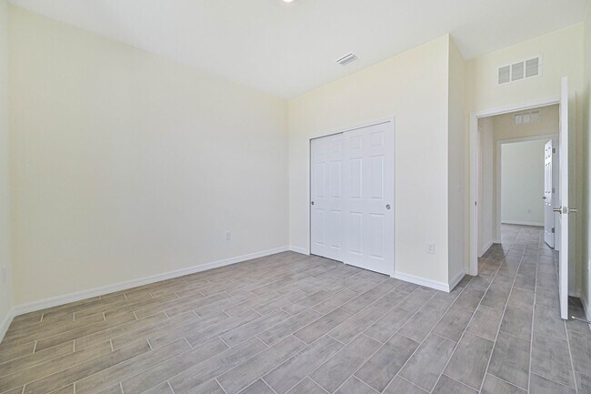 Building Photo - ** 3 + Den Home in NW Cape ~ 2 Car Garage **