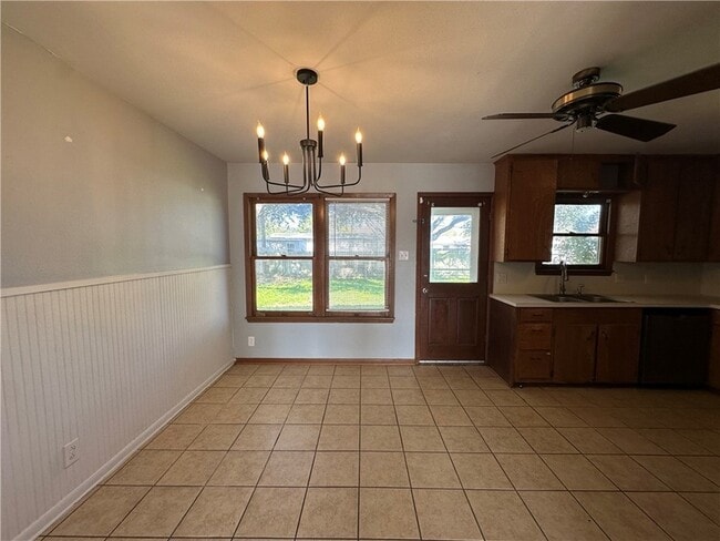 Building Photo - 117 Holly Dr