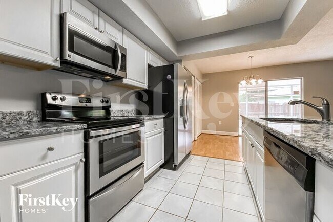 Building Photo - 1794 E Groveleaf Ave