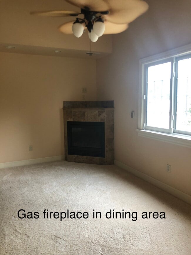 Building Photo - 2 bed / 2 bath UPSTAIRS of triplex