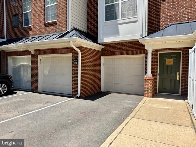Building Photo - 9720 Holmes Pl