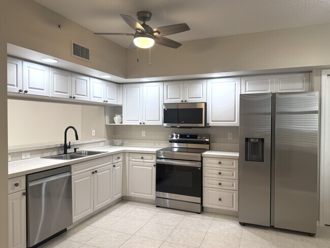 Building Photo - Country Club 6103