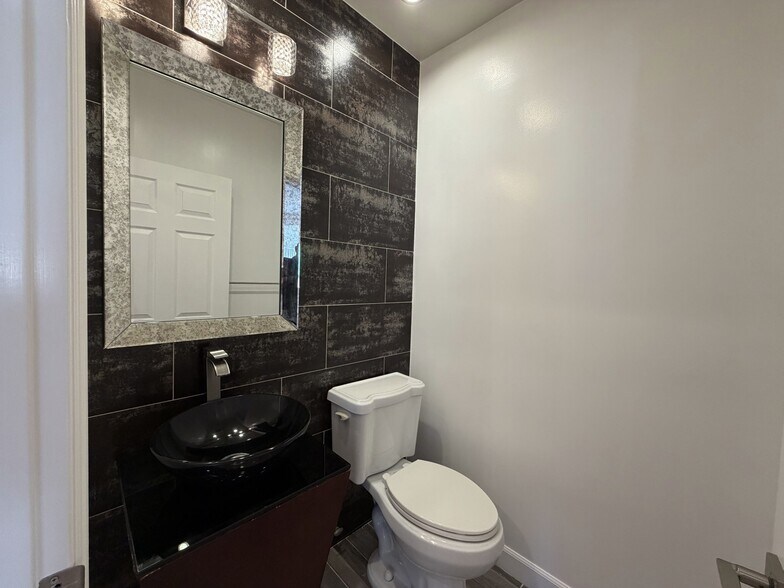 Building Photo - 1247 Barry Ave