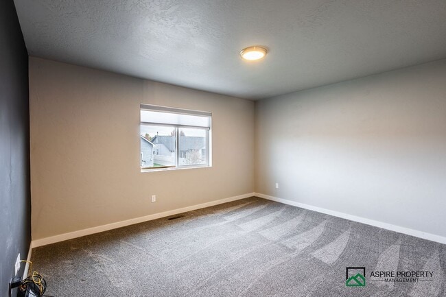 Building Photo - Upgraded 4 bed 3 bath home