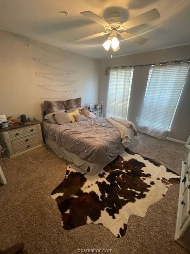 Building Photo - July Move-In! Spacious 3 Bedroom/3 Bathroo...