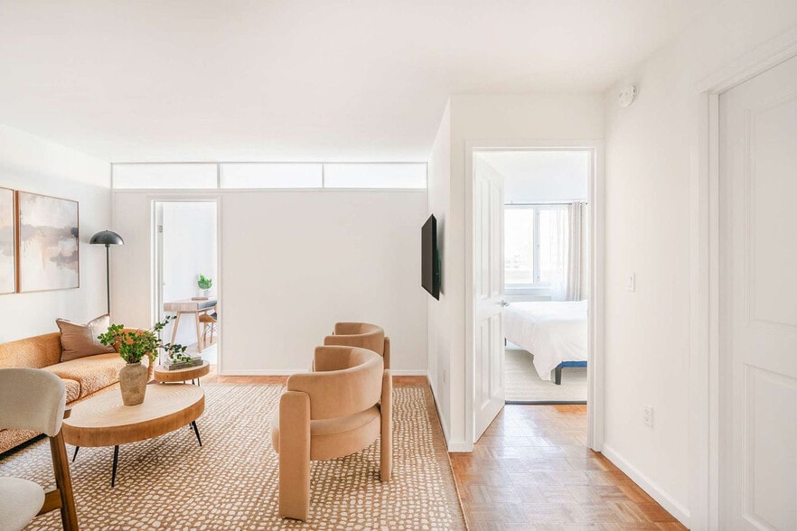 Building Photo - 350 W 43rd St