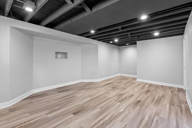 Building Photo - 9108 S Utica Ave