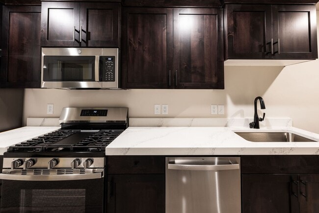 Building Photo - 715 Pine Ridge Ln