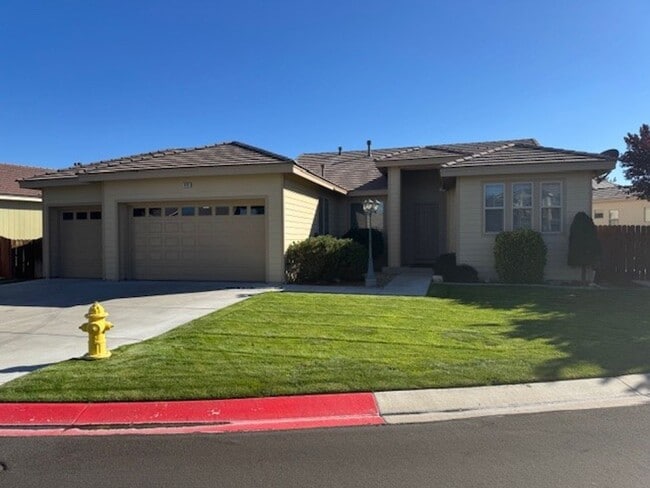 Building Photo - Beautiful Three Bedroom in the Golf Cou...