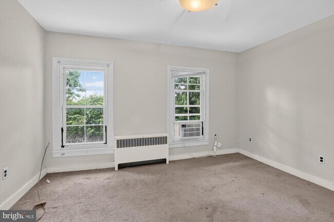 Building Photo - 350 Green Ln