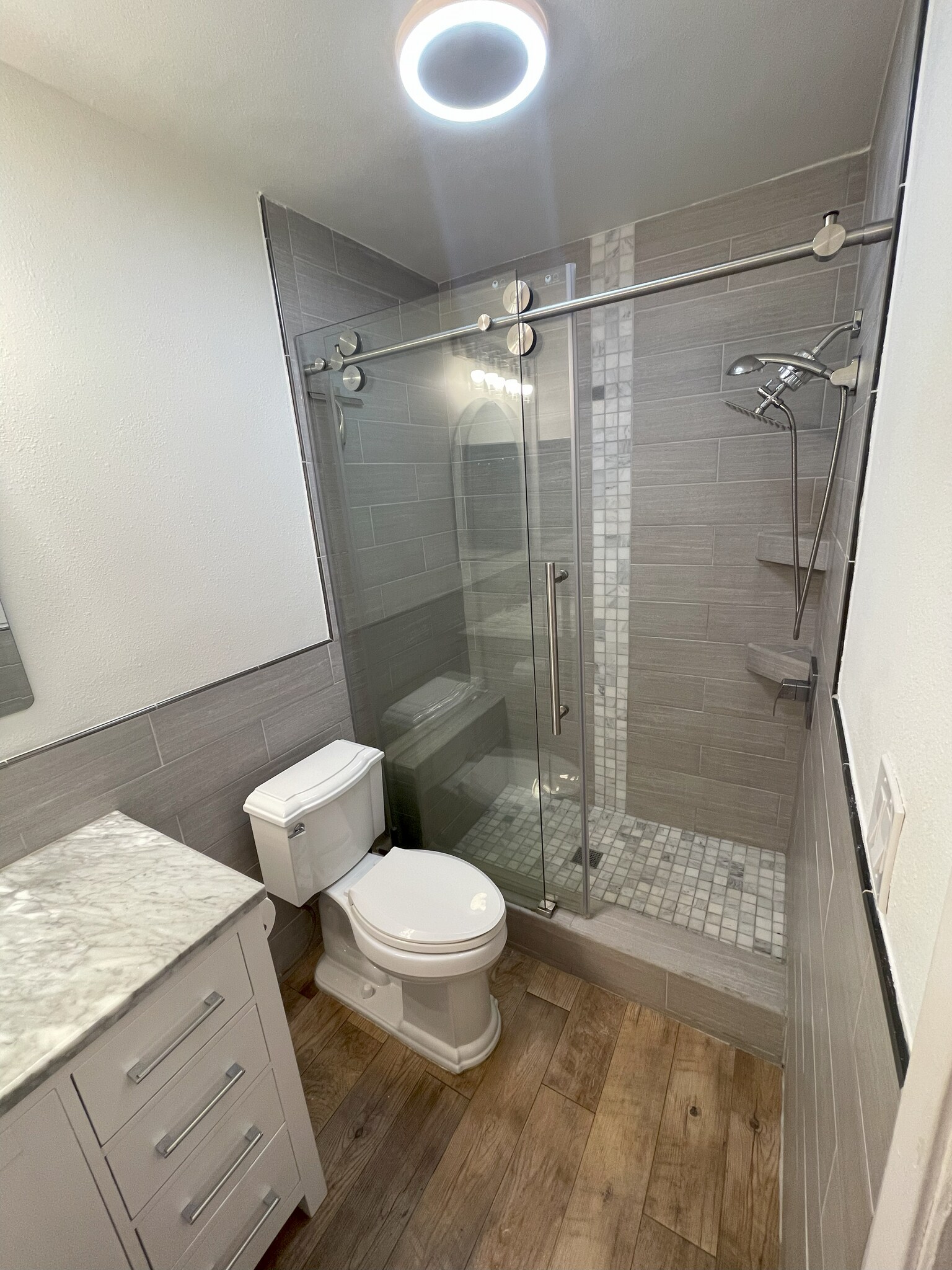 Building Photo - 532 N Rossmore Ave