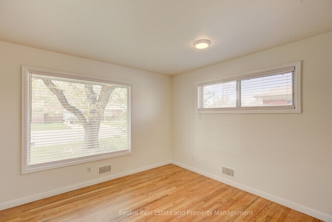 Building Photo - Evolve Real Estate: Welcome to This Spacious 5 Beds/2 Baths Single Family Residence With Great La...