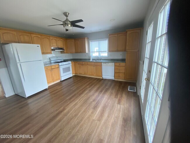 Building Photo - 563 Winter St