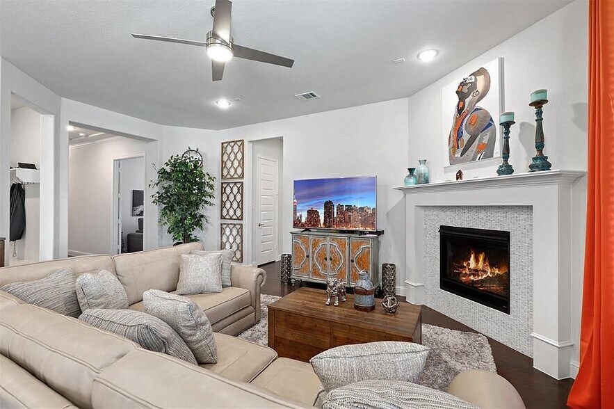 Building Photo - 2213 Laguna Dr