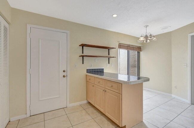 Building Photo - 6732 Canary Palm Cir