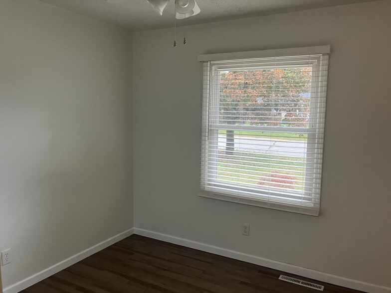 bedroom 3 - 144 Brentwood Dr