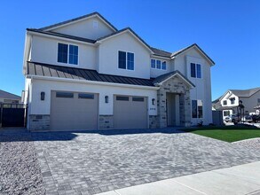 Building Photo - Beautiful 5 bed 4 bath home in Desert Canyon
