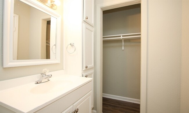 Building Photo - 6110 Glen Lee Dr