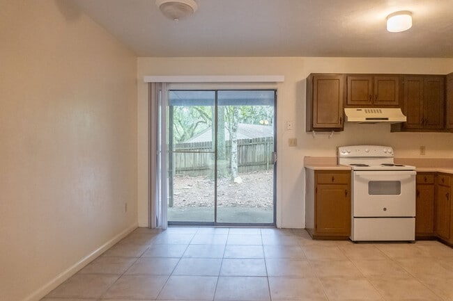 Building Photo - 1550 Live Oak Dr