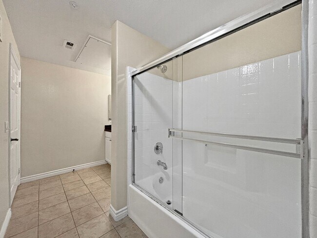 Building Photo - Beautiful 2BD/2BA Condo in La Jolla W/ W/D...