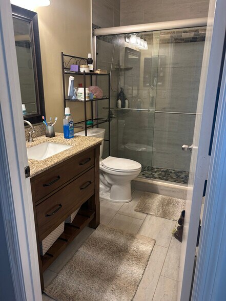 Building Photo - 4015 Tree Top Rd