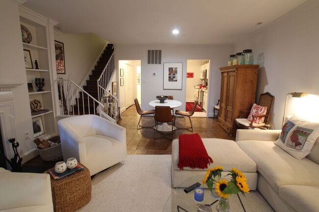 Building Photo - Wesley Heights Spacious 2 bedroom, 2.5 Bat...