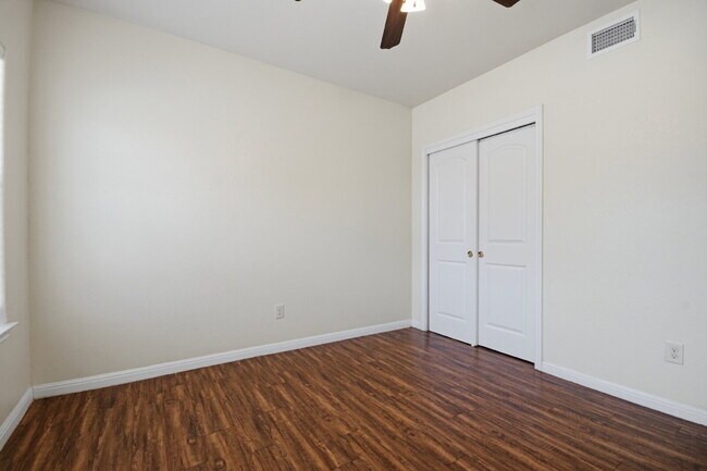 Building Photo - 302 W San Antonio St