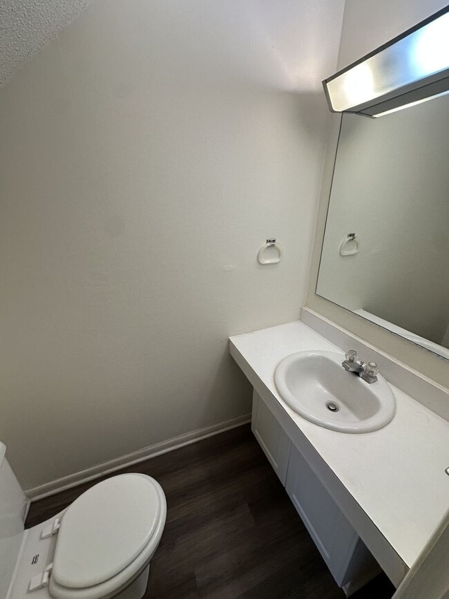 Building Photo - 3 Bedroom 2.5 Bathroom Condo!