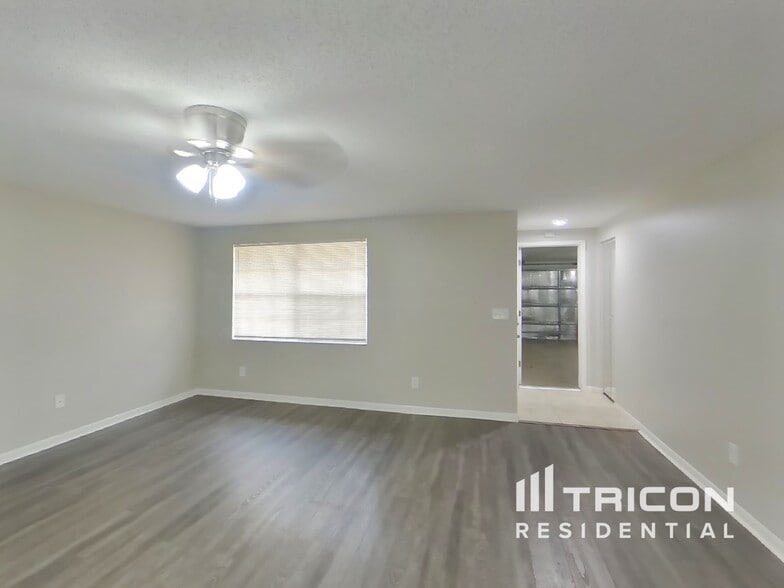 Building Photo - 1203 Seffner Valrico Rd