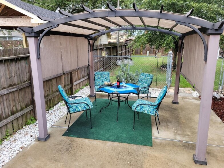 Building Photo - 9216 Carousel Ln