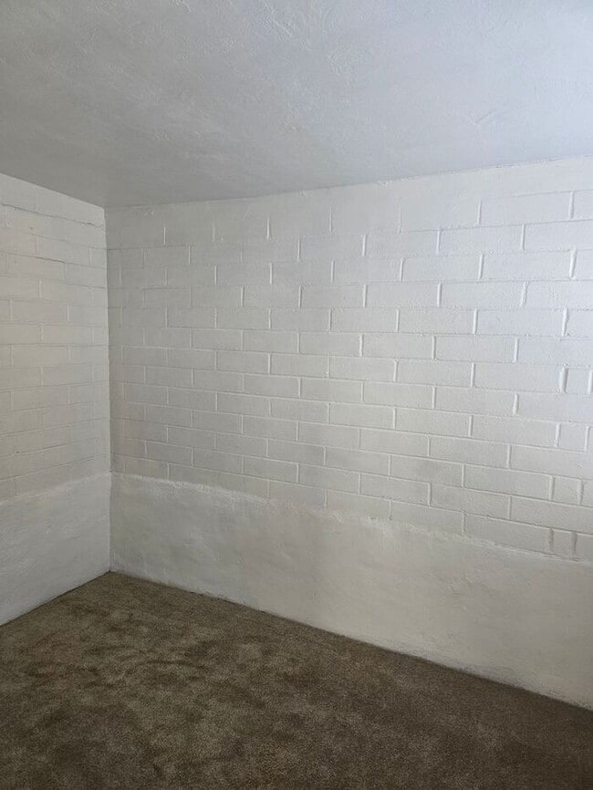 Building Photo - One Bedroom Central!