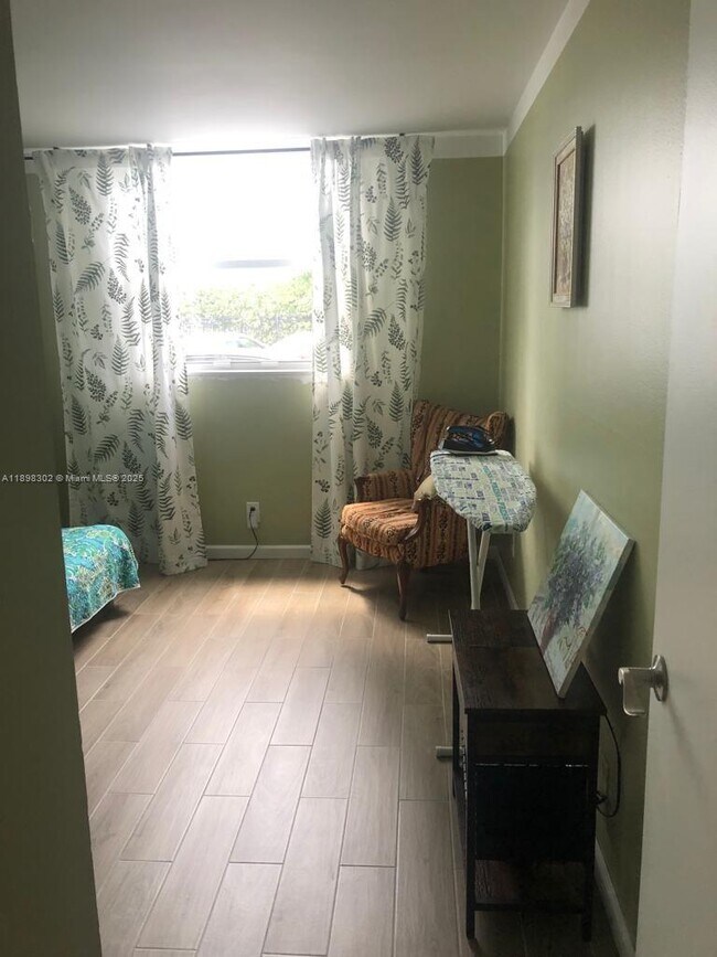 Building Photo - 1913 S Ocean Dr