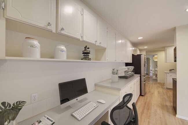 Building Photo - 4Bd/2.5Ba Clyde Hill Home