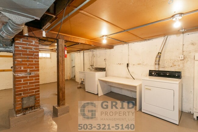 Building Photo - Charming 2 Bedroom Available in Popular N Kenton Neighborhood!