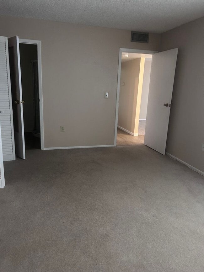 Building Photo - Charming 2-bedroom 2 baths in the heart of...