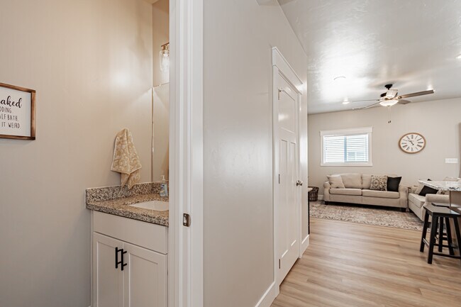 Building Photo - 380 S 3rd W