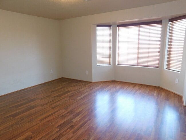 Building Photo - 4 BEDROOM HOME IN SAGUARO!