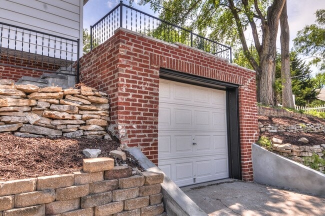 Building Photo - 4 bed in Aksarben