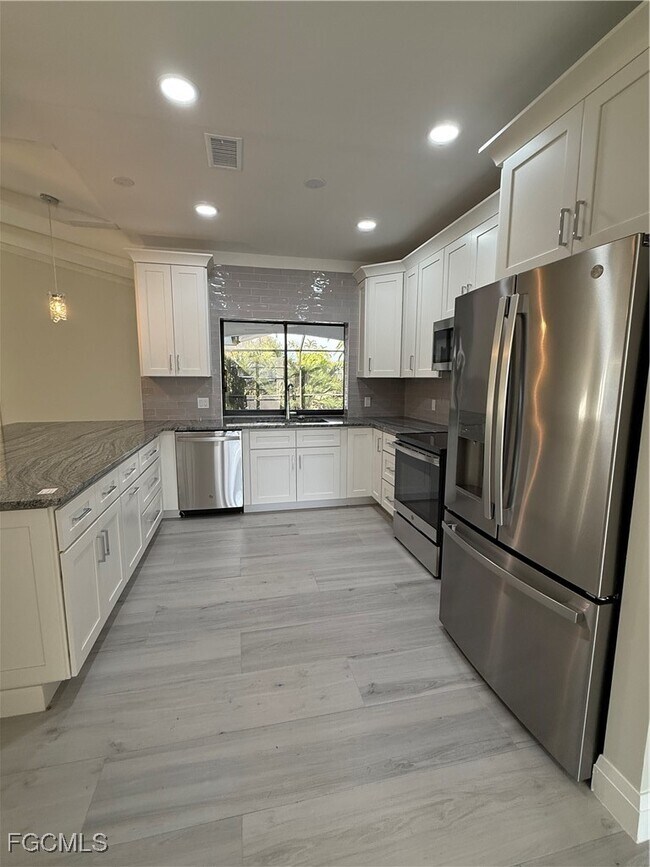 Building Photo - 711 SE 33rd Terrace