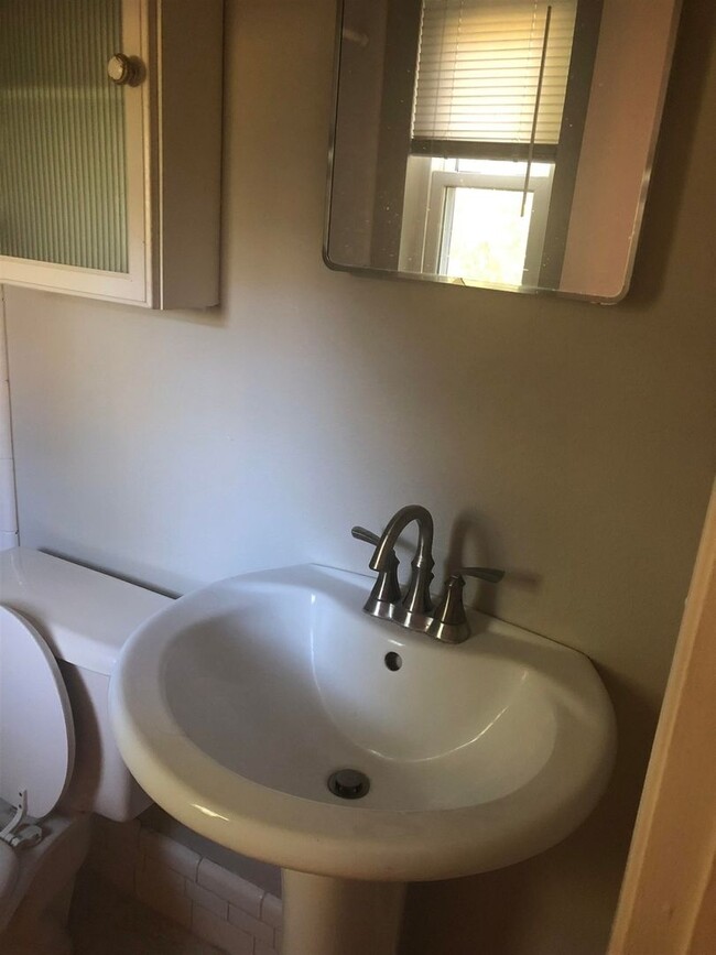 Building Photo - 4 Bedroom 2 Bath