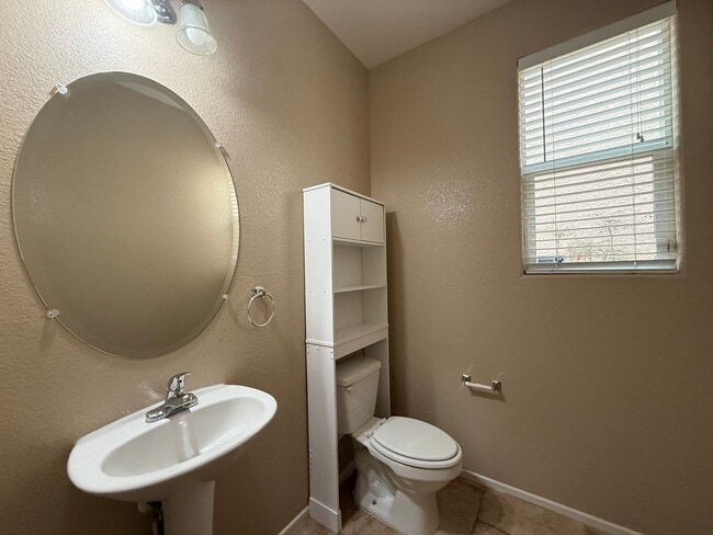 Building Photo - Spacious Living, Granite Counters, Great Location!