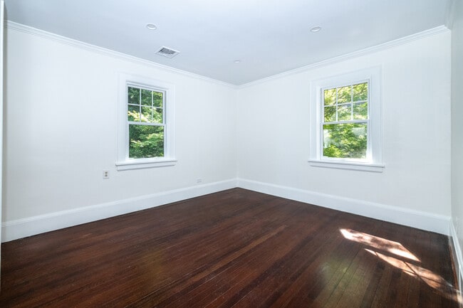 Building Photo - 162 Rockingstone Ave
