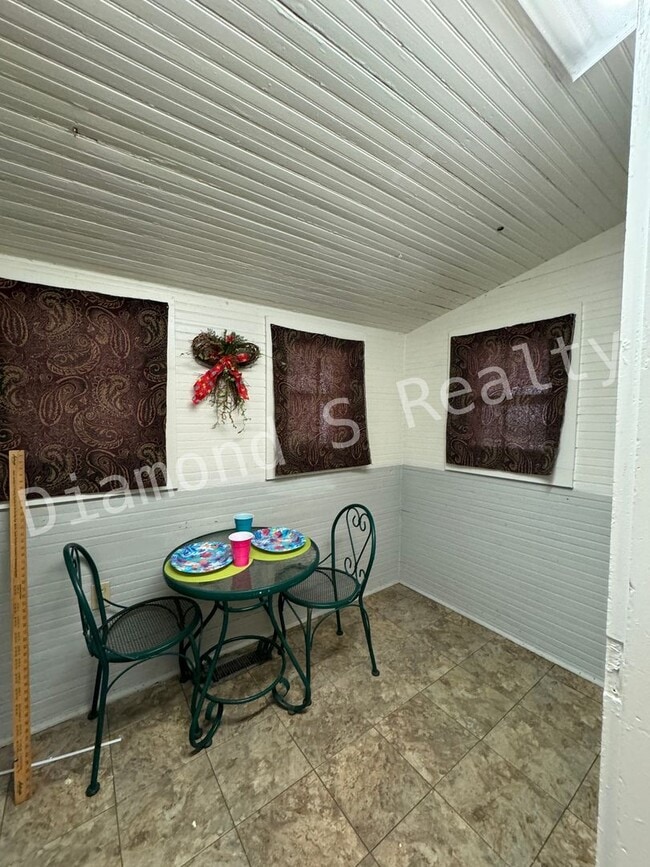 Building Photo - Cute and Clean 2 Bedroom Home Available Now!