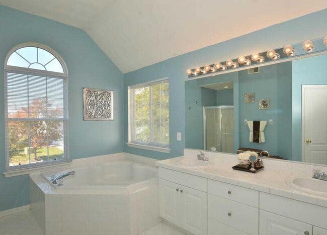 Building Photo - 1st suite with full bath!