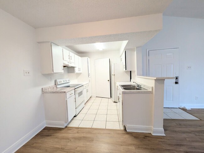 Building Photo - Bright 1BR/1BA Condo – Convenient Kendall Location
