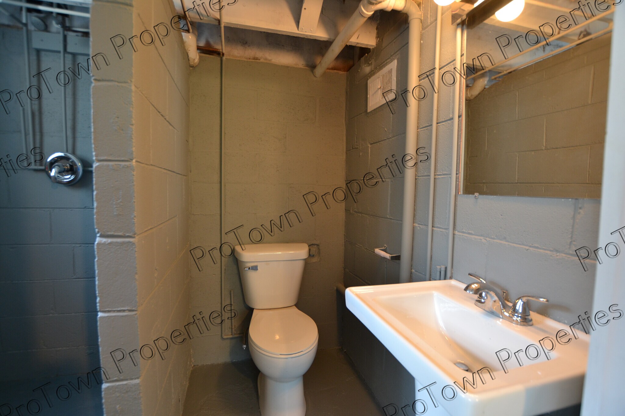 Building Photo - 509 W Oak Ave