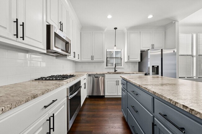 Building Photo - 4 bedroom, 2 bath home in the heart of Cen...