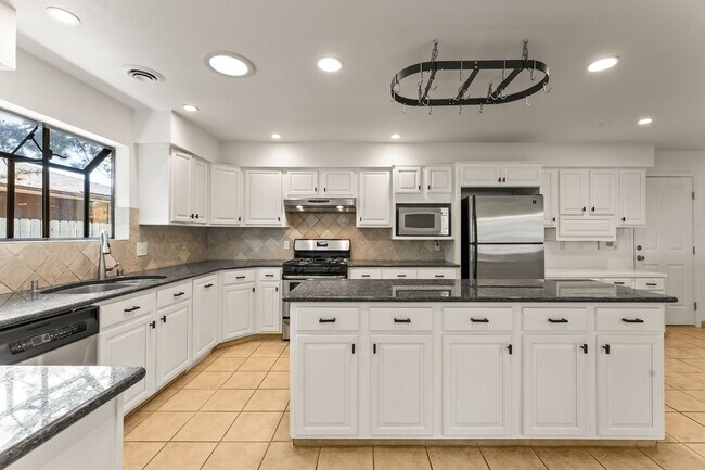 Building Photo - 1201 W 12th St