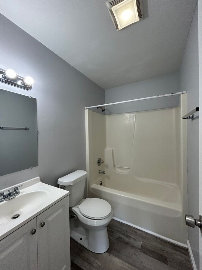 Building Photo - Remodeled 2 Bedroom Duplex