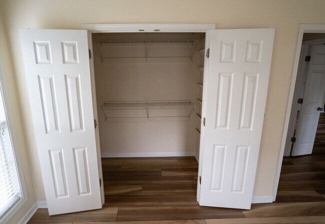 Building Photo - 3 Bedroom, 2 Bath End unit Townhome for Rent